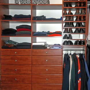Foto de armario vestidor unisex, clásico, de tamaño medio, con armarios abiertos, puertas de armario de madera en tonos medios y moqueta