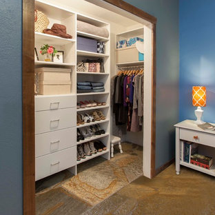 EIngebautes, Kleines Klassisches Ankleidezimmer mit flächenbündigen Schrankfronten, weißen Schränken und Schieferboden in Phoenix