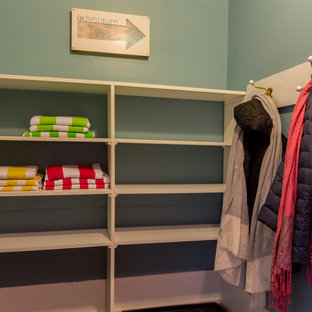 Modelo de armario vestidor unisex, clásico, pequeño, con armarios abiertos y puertas de armario blancas