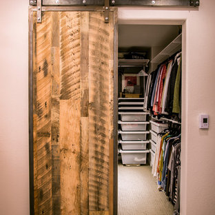 Foto di una cabina armadio unisex country di medie dimensioni con ante lisce e moquette