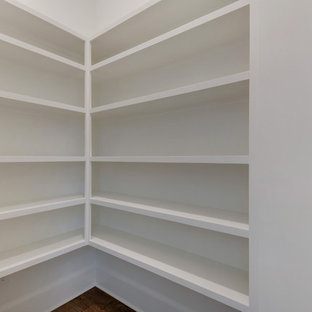 Foto di una cabina armadio unisex costiera di medie dimensioni con nessun'anta, ante bianche e pavimento in legno massello medio