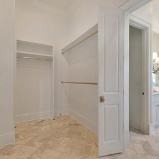 Inspiration för ett stort maritimt walk-in-closet för könsneutrala, med öppna hyllor, vita skåp och marmorgolv