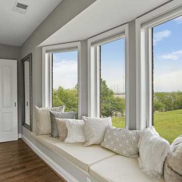 Relaxing bayside bay window.