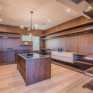 Foto di una grande cabina armadio per uomo minimalista con nessun'anta, ante in legno scuro, pavimento in bambù e pavimento beige