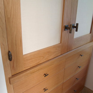 Idee per un piccolo armadio o armadio a muro unisex contemporaneo con ante lisce, ante in legno chiaro, pavimento in pietra calcarea e pavimento beige