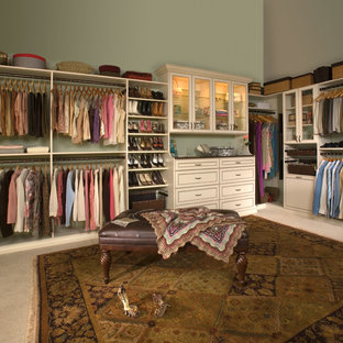 Ejemplo de armario vestidor unisex, romántico, grande, con armarios con paneles con relieve, puertas de armario beige y moqueta