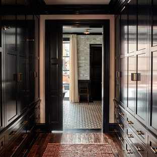 Foto di una cabina armadio unisex chic di medie dimensioni con ante in stile shaker, ante in legno bruno e parquet scuro