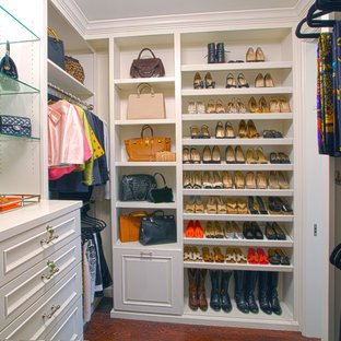 Bild på ett mellanstort vintage walk-in-closet för kvinnor, med luckor med upphöjd panel, vita skåp och mellanmörkt trägolv