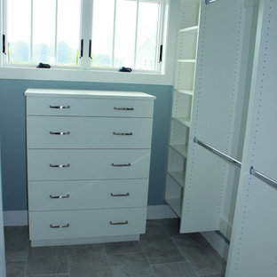 Idee per una grande cabina armadio unisex chic con ante lisce, ante bianche, pavimento in gres porcellanato e pavimento beige