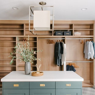 Ejemplo de vestidor unisex, clásico renovado, grande, con armarios estilo shaker, puertas de armario verdes, moqueta y suelo gris