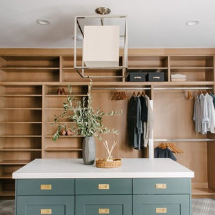 Imagen de vestidor unisex, clásico renovado, grande, con armarios estilo shaker, puertas de armario verdes, moqueta y suelo gris