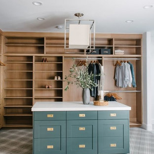 Großes, Neutrales Klassisches Ankleidezimmer mit Ankleidebereich, Schrankfronten im Shaker-Stil, grünen Schränken, Teppichboden und grauem Boden in Salt Lake City