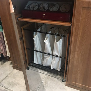 Immagine di armadi e cabine armadio stile rurale di medie dimensioni con ante con bugna sagomata, ante in legno chiaro, pavimento con piastrelle in ceramica e pavimento beige