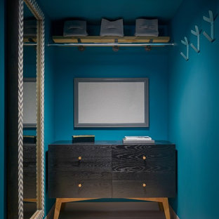 Ispirazione per uno spazio per vestirsi unisex contemporaneo di medie dimensioni con ante lisce, ante nere, pavimento in gres porcellanato e pavimento beige