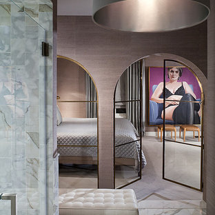 Idee per uno spazio per vestirsi per donna chic di medie dimensioni con ante di vetro, ante grigie, pavimento in marmo e pavimento bianco