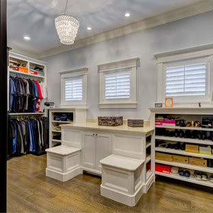 Foto di un grande spazio per vestirsi unisex american style con ante in stile shaker, ante nere, pavimento in legno massello medio e pavimento marrone