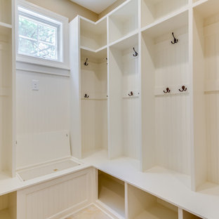 Idéer för mellanstora vintage walk-in-closets för könsneutrala, med öppna hyllor och vita skåp