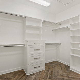 Idee per armadi e cabine armadio moderni con ante in stile shaker, ante bianche e pavimento in gres porcellanato