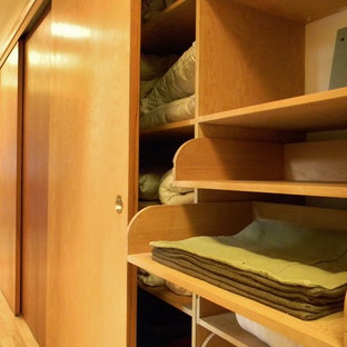 Mid-Century Ankleidezimmer in Seattle