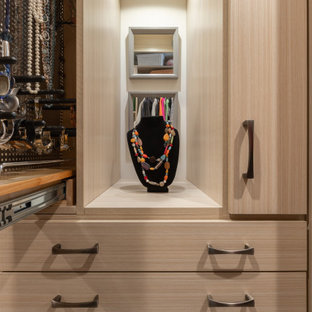 Foto di una grande cabina armadio per donna stile rurale con nessun'anta, ante marroni, moquette e pavimento marrone