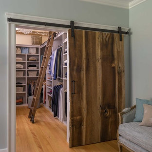 Idéer för att renovera ett mellanstort lantligt walk-in-closet, med öppna hyllor, vita skåp och mellanmörkt trägolv