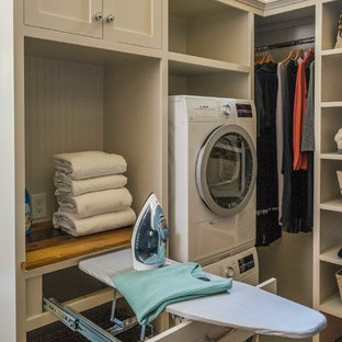 Idéer för mellanstora lantliga walk-in-closets, med öppna hyllor, vita skåp och mellanmörkt trägolv