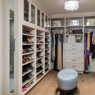 Inspiration för ett stort vintage walk-in-closet för kvinnor, med öppna hyllor, vita skåp och ljust trägolv