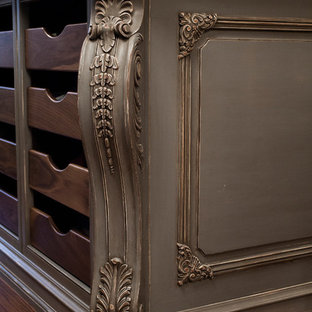 Ispirazione per una grande cabina armadio per donna mediterranea con ante grigie, parquet scuro e pavimento marrone