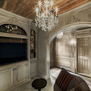 Immagine di una grande cabina armadio per donna mediterranea con ante con bugna sagomata, ante grigie, parquet scuro e pavimento marrone