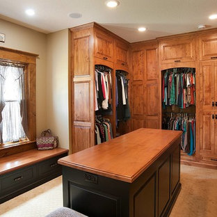 Idee per armadi e cabine armadio rustici con ante in legno scuro