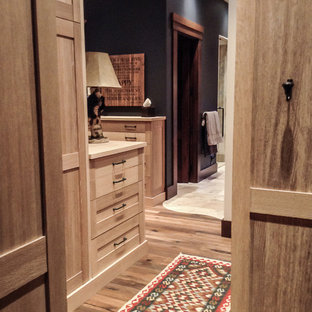 Idee per un grande spazio per vestirsi unisex rustico con ante in stile shaker, ante in legno chiaro e pavimento in legno massello medio