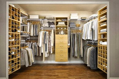 Modelo de armario vestidor unisex tradicional renovado de tamaño medio con armarios abiertos, puertas de armario de madera clara y suelo de madera en tonos medios