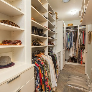 Idee per una grande cabina armadio unisex mediterranea con ante gialle, pavimento con piastrelle in ceramica e pavimento marrone