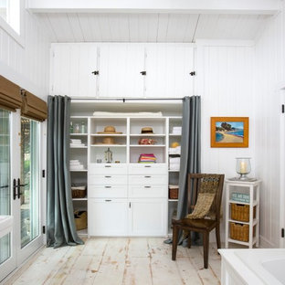 Idéer för ett maritimt klädskåp, med luckor med infälld panel och målat trägolv