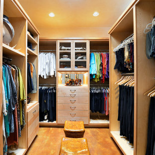 Foto de armario vestidor unisex, clásico renovado, grande, con armarios con paneles lisos, puertas de armario de madera clara y suelo de cemento