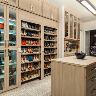 Idee per un grande spazio per vestirsi unisex classico con ante in legno chiaro, moquette e pavimento grigio