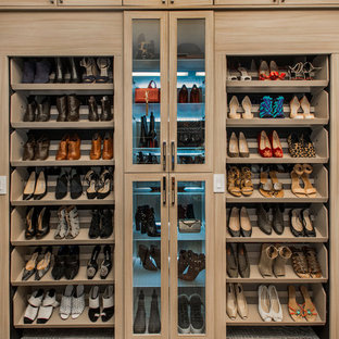Imagen de armario vestidor unisex, tradicional renovado, grande, con armarios estilo shaker, puertas de armario de madera clara y moqueta