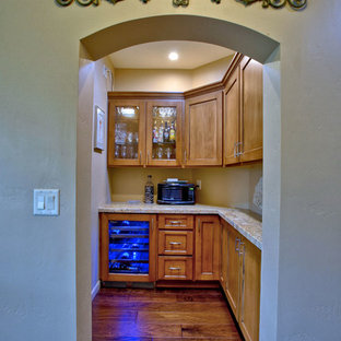 Esempio di armadi e cabine armadio american style con ante in stile shaker, ante in legno bruno, parquet scuro e pavimento marrone