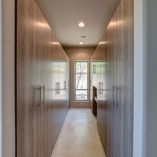 Ispirazione per una grande cabina armadio minimalista con ante lisce e ante con finitura invecchiata