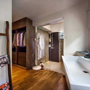 Imagen de armario vestidor unisex, tradicional renovado, de tamaño medio, con armarios abiertos, puertas de armario con efecto envejecido y suelo de madera en tonos medios