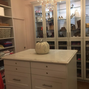Foto de armario vestidor de mujer, romántico, grande, con armarios estilo shaker, puertas de armario blancas y suelo marrón