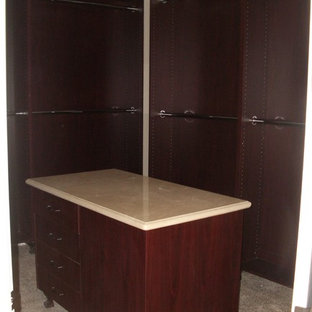 Idee per una piccola cabina armadio unisex mediterranea con nessun'anta, ante in legno bruno, pavimento in pietra calcarea e pavimento multicolore