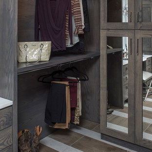 Idee per una grande cabina armadio unisex rustica con nessun'anta, ante in legno bruno e pavimento multicolore