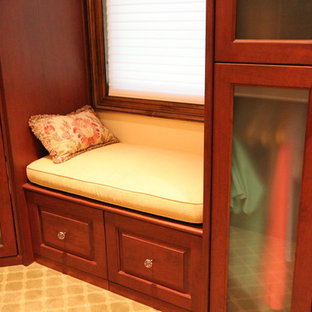 Foto di una grande cabina armadio unisex classica con ante con riquadro incassato, ante in legno bruno, moquette e pavimento beige
