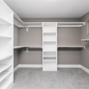 Foto de armario vestidor de mujer, moderno, de tamaño medio, con puertas de armario blancas, moqueta y suelo gris