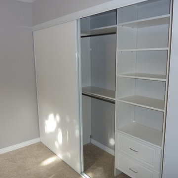 Simple single closet design