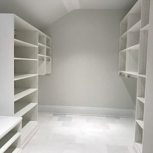 Imagen de armario vestidor unisex, clásico, grande, con puertas de armario blancas y suelo de mármol