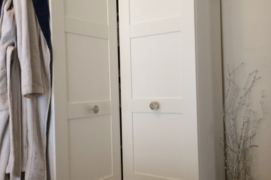 Foto de armario unisex clásico renovado pequeño