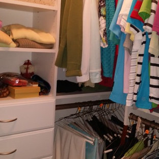 Foto de armario vestidor clásico, pequeño, con armarios con paneles lisos, puertas de armario blancas y suelo de madera clara