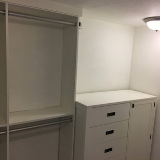 Diseño de armario vestidor de hombre, contemporáneo, pequeño, con armarios estilo shaker, puertas de armario blancas y suelo de baldosas de porcelana